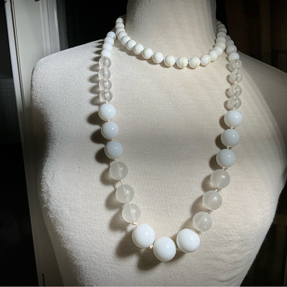 Two Vintage Necklaces White and Frosted Beads Unsigned - Picture 11 of 13